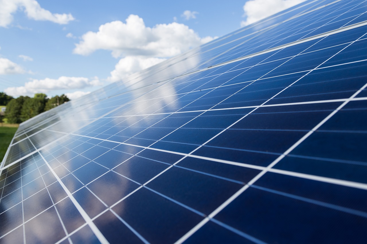 Photovoltaik für die Mietwohnung: Alle wichtigen Infos zu Einkünften, Förderung & Steuern!