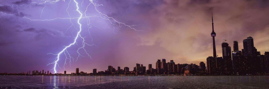 Unwetter über einer Stadt