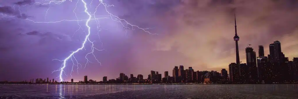 Unwetter über einer Stadt