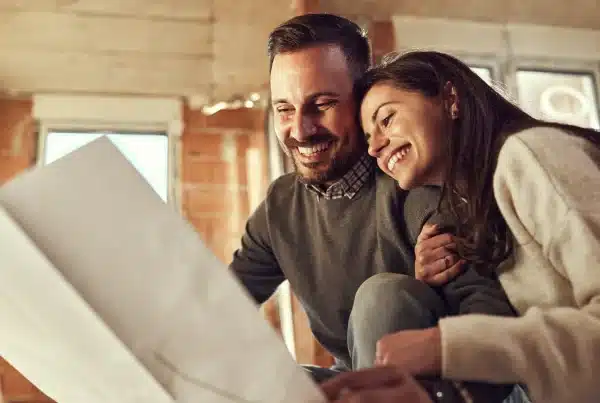 Pärchen renoviert seine Wohnung