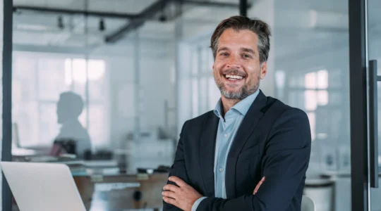 Immobilieninvestor in seinem Büro