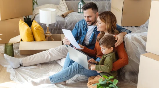 Familie mit der Wohnungsgeberbestätigung