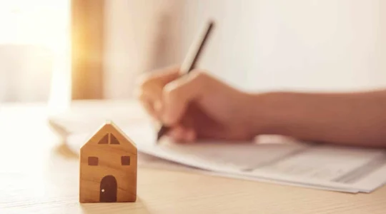 Mietvertrag wird unterschrieben