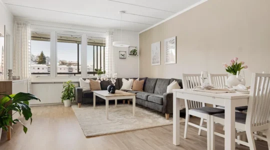 Wohnzimmer mit Einrichtung