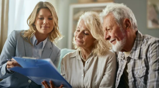 Familie prüft Testament