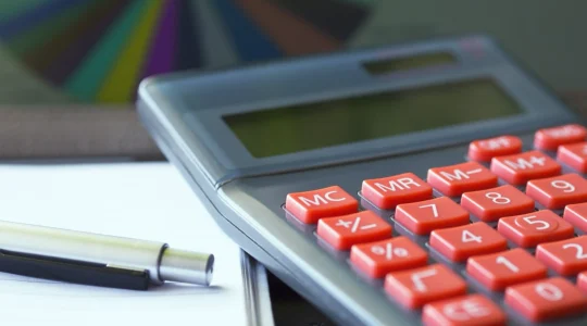 Taschenrechner auf einem Schreibtisch