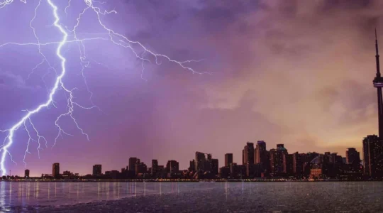 Unwetter über einer Stadt