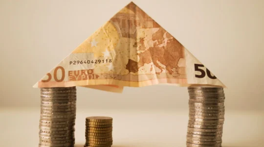 Geldscheine und Münzen