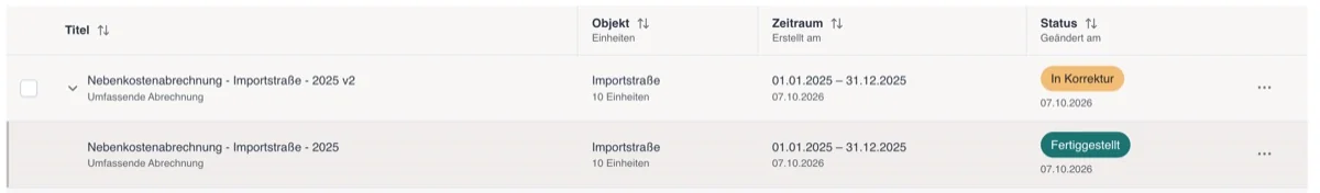 Übersicht mit der Korrektur als Version 2 im Status In Korrektur über der fertiggestellten Originalabrechnung